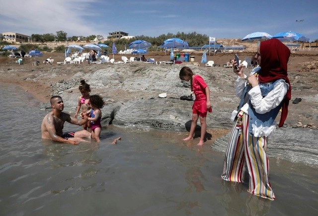 Una familia palestina descansa en el Mar Muerto, cerca de la ciudad de Jericho. Foto Afp 