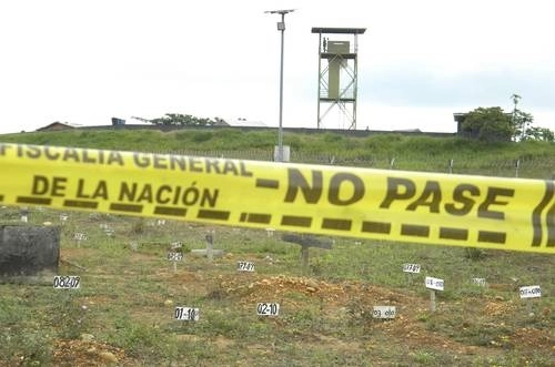 Aspecto del terreno en La Macarena, caserío de los Llanos Orientales, en el departamento colombiano de Meta, donde se encontró una enorme fosa común. Foto Blanche Petrich / Archivo