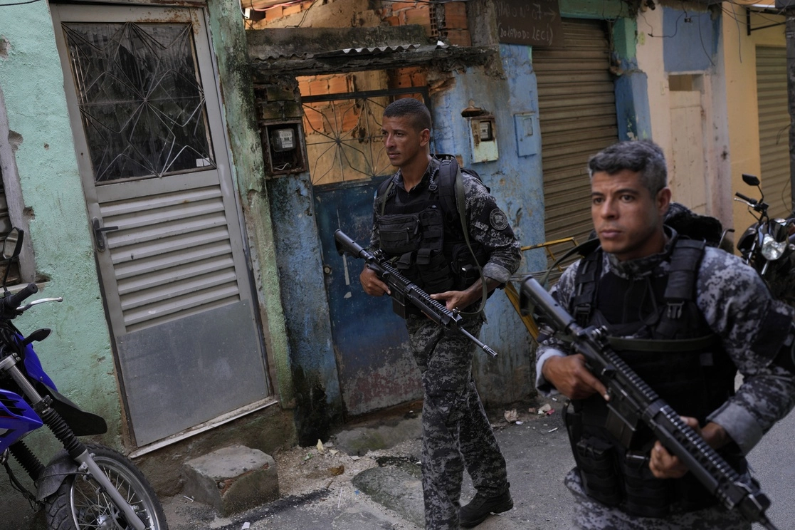 Aproximadamente mil 200 policías fueron enviados a la favela de Jacarezinho en Río de Janeiro y sus alrededores para “recuperar territorios”, el 19 de enero de 2022. Foto Ap 