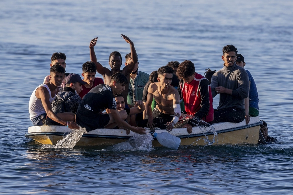 Migrantes llegan al enclave español de Ceuta. Foto Ap