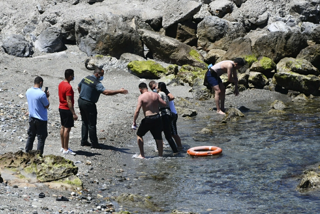 Unos mil migrantes llegaron hoy al enclave español de Ceuta desde el vecino Marruecos a nado o a pie. Foto Ap 