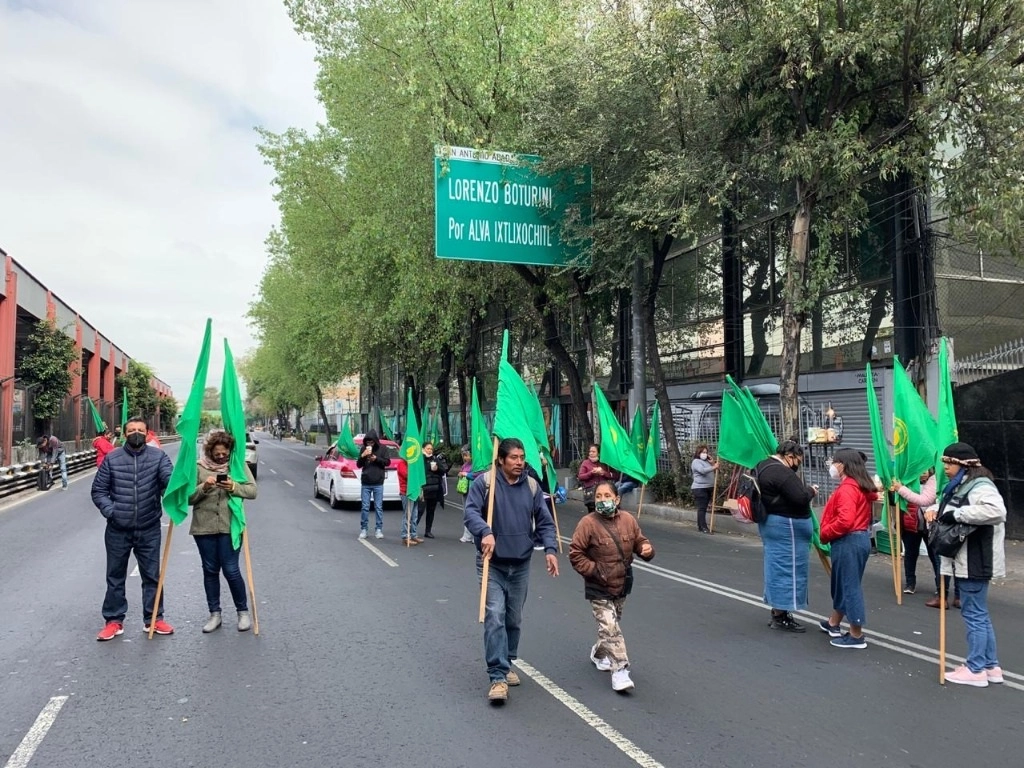 Antes de instalar el plantón realizaron una marcha hacia el Zócalo de la CDMX. Foto Alfredo Domínguez