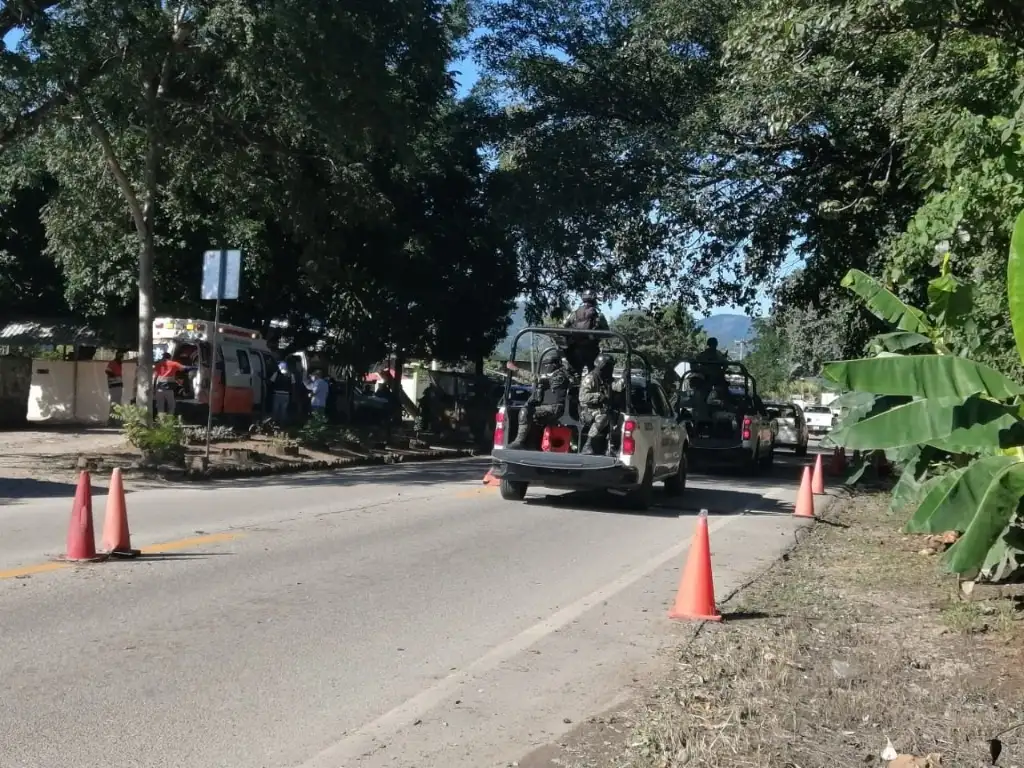 Policías cercaron el lugar tras la agresión para investigar. Foto La Jornada