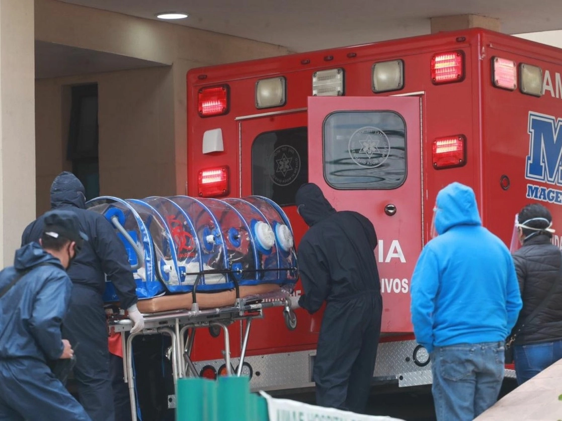 Paramédicos intentaron ingresar a un paciente con síntomas de Covid-19 al Centro Médico Nacional Siglo XXI, sin embargo, tras esperar más de una hora en la unidad Covid, el enfermo fue rechazado por personal del nosocomio, en la Ciudad de México, el 13 de enero de 2021. Foto Luis Castillo