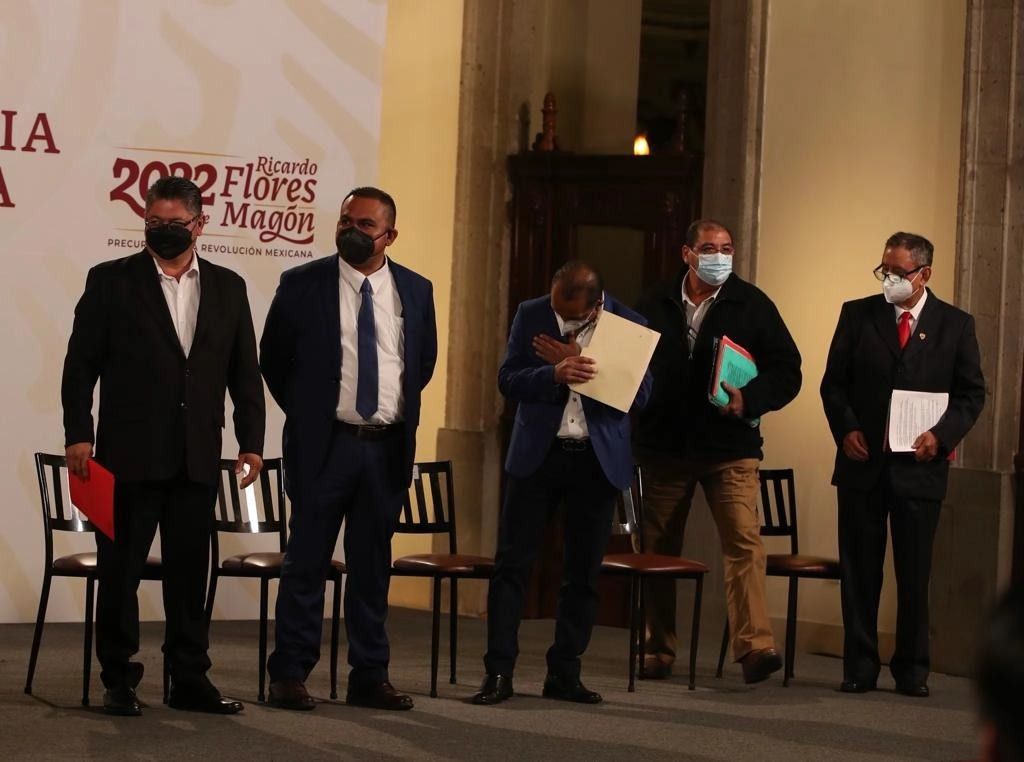 Los candidatos a dirigir el Sindicato de Trabajadores Petroleros de la República Mexicana, José Luis Gómez Hernández, Pablo González de los Santos, Gerardo David Herrera Malagón, Esteban Izquierdo Ávalos y Jorge Martínez Sánchez, durante la conferencia presidencial matutina desde Palacio Nacional, en la Ciudad de México, el 26 de enero de 2022. Foto José Antonio López