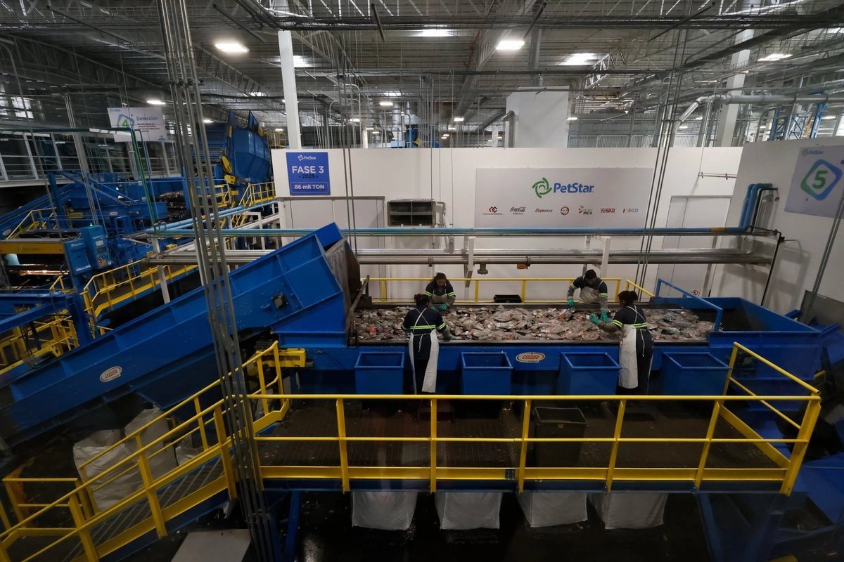 Con acciones de reciclaje, estamos del lado correcto de la historia, señalaron empresarios ante la titular de la Semarnat. En la imagen, planta PetStar en el Edomex. Foto 