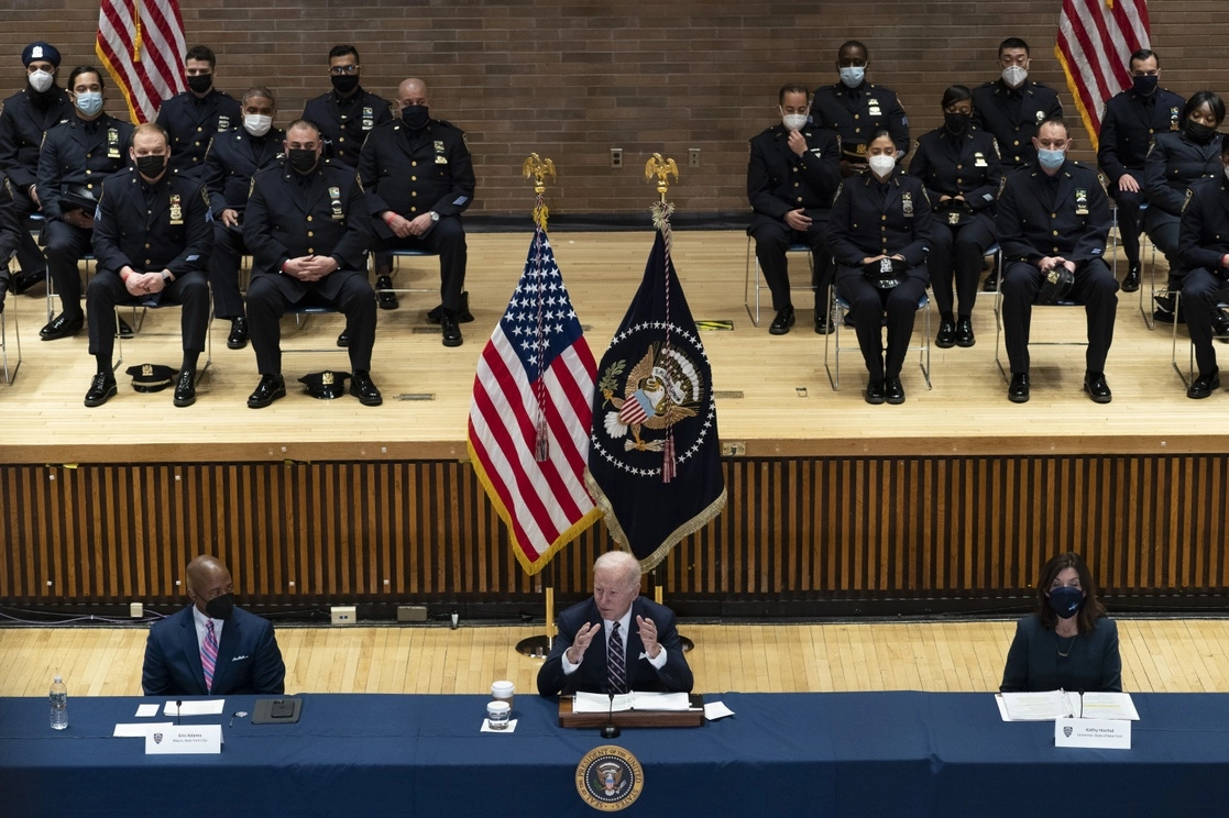 El presidente estadunidense, Joe Biden, habla en un evento con el alcalde de Nueva York, Eric Adams (izq.), y la gobernadora Kathy Hochul, para discutir estrategias de violencia armada, en la sede de la policía en Nueva York, el 3 de febrero de 2022. Foto Ap