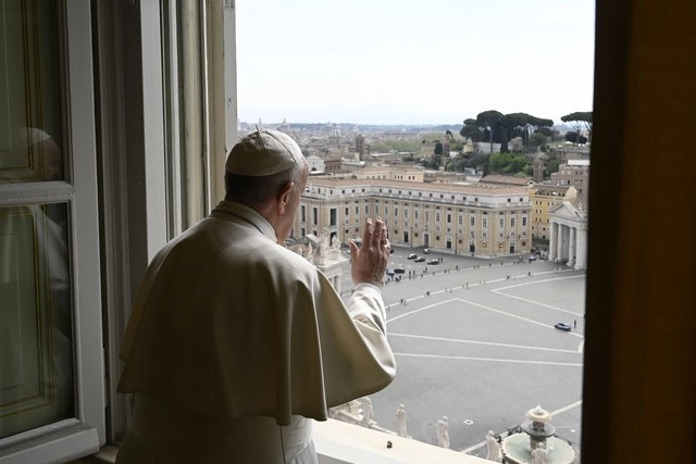 El Papa alabó a las mujeres que están en casa ayudando a niños, ancianos o discapacitados. Foto Ap