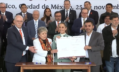 La presidenta Claudia Sheinbaum, luego de firmar el Acuerdo Nacional por el Derecho Humano al Agua y la Sustentabilidad. Estuvo acompañada por la titular de Semarnat, Alicia Bárcena, y Sader, Julio Berdegué. Imagen tomada de la transmisión en vivo 