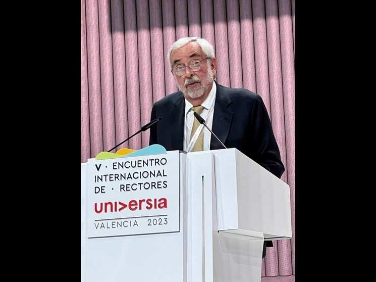 El rector de la UNAM, Enrique Graue, dijo que educar más y mejor es el fin último de nuestras casas de estudio, de ahí la relevancia de vincularnos con las necesidades sociales. Foto tomada del sitio https://www.dgcs.unam.mx/boletin/bdboletin/2023_355m.html#foto