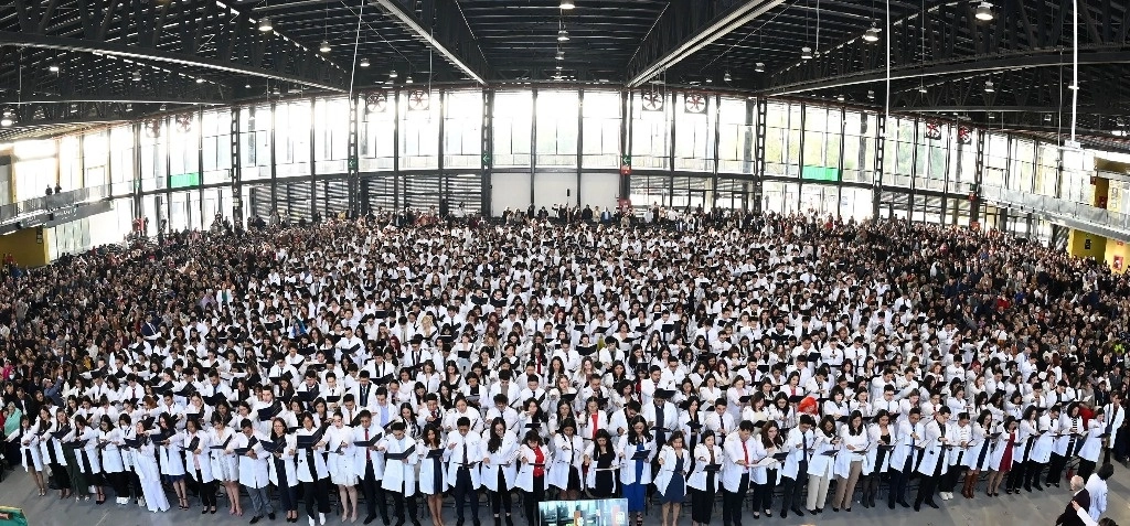 El rector de la Universidad Nacional Autónoma de México, Leonardo Lomelí, urgió a “fortificar el sistema de salud” y aumentar su financiamiento para garantizar una atención equitativa. Imagen tomada de @UNAM_MX