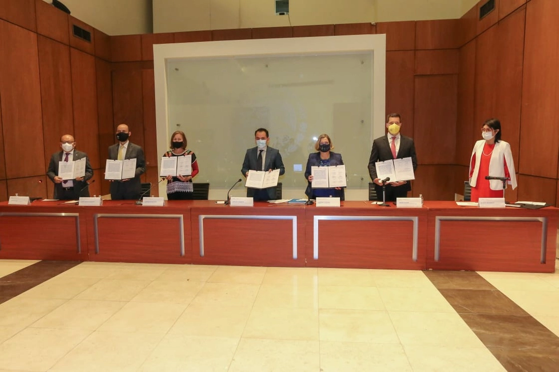 Firma del convenio "Mujeres en la trasformación digital", por parte de las Secretarías de Economía, Hacienda e Inmujer para ofrecer, junto con el sector educativo y el sector privado, capacitación a mujeres microempresarias, el 9 de marzo de 2021. Imagen tomada del Twitter de @SE_mx