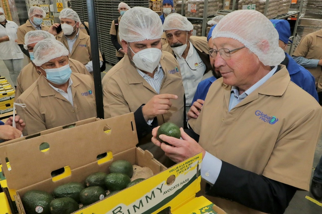 Ken Salazar en una fábrica empacadora de aguacate en Michoacán. Foto @USAmbMex