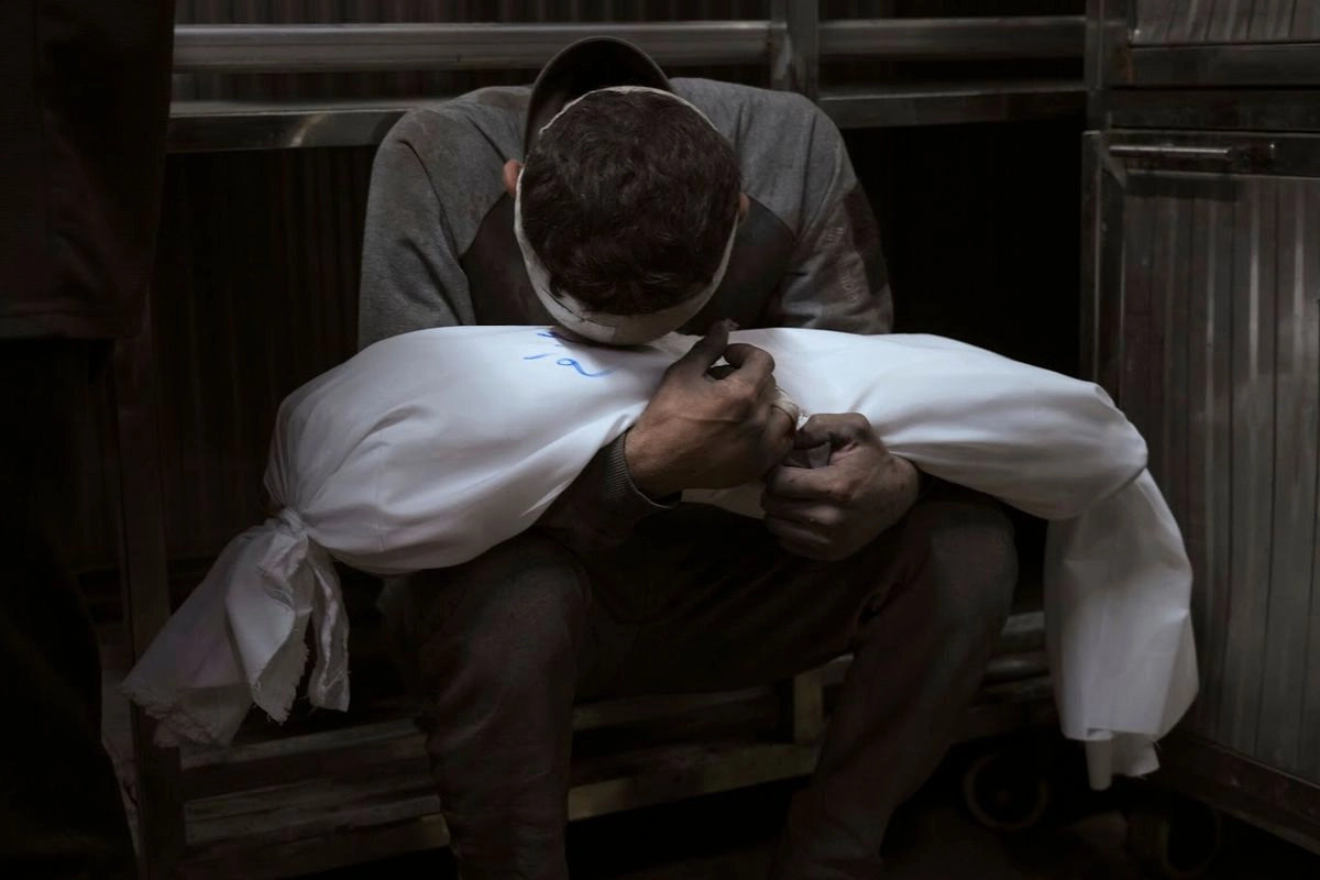 Un palestino lamenta la muerte de su hijo, afuera del hospital Shifa, en Gaza, tras ser víctima de la ofensiva militar de Israel en el enclave. Foto 