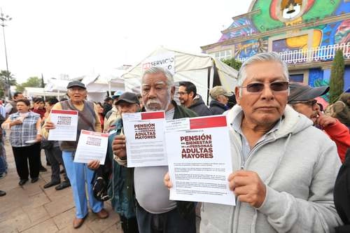 Las personas adultas mayores pueden presentarse en cualquiera de los dos mil 96 Módulos de Bienestar que brindan atención de 10 de la mañana a 4 de la tarde. Foto Luis Castillo / Archivo