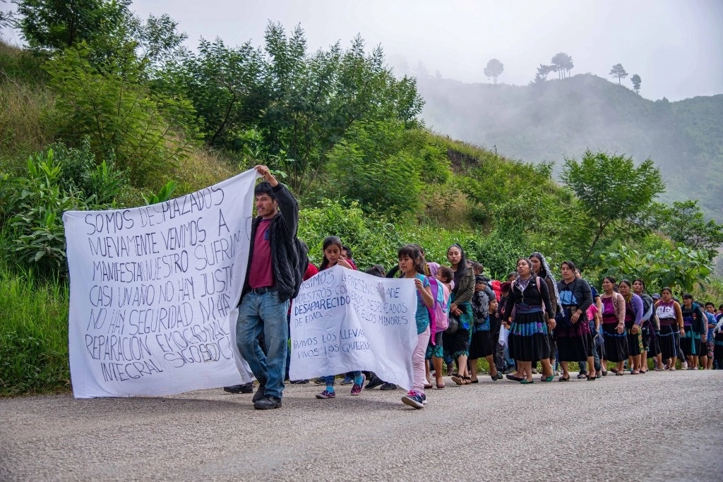 Familias desplazadas de la comunidad de Santa Martha, Chenalhó, marchan por la paz en su comunidad, en Chiapas. Foto Cuartoscuro / Archivo
