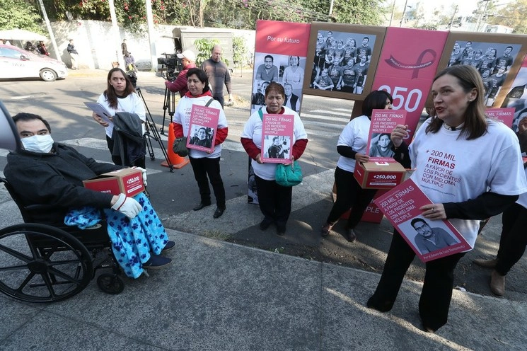 Imagen del 17 de diciembre de 2019, de la entrega de 250 mil firmas recabadas por Internet, para que el Insabi atienda pacientes con mieloma multiple. Foto José Antonio López