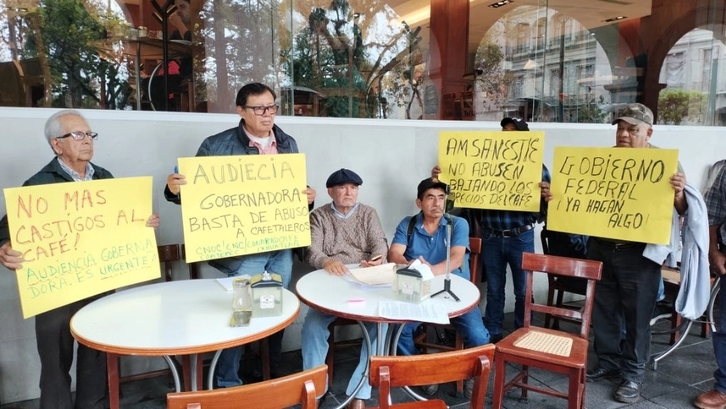 Productores cafetaleros de Veracruz exigieron al gobierno estatal, encabezado por Rocío Nahle García, que se les conceda una audiencia. Foto Carlos Nava