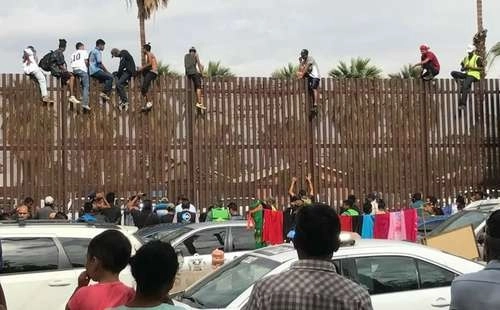 Migrantes en la frontera de Tijuana con Estados Unidos, en imagen de archivo. Foto Jorge Heras/ Lindero Norte