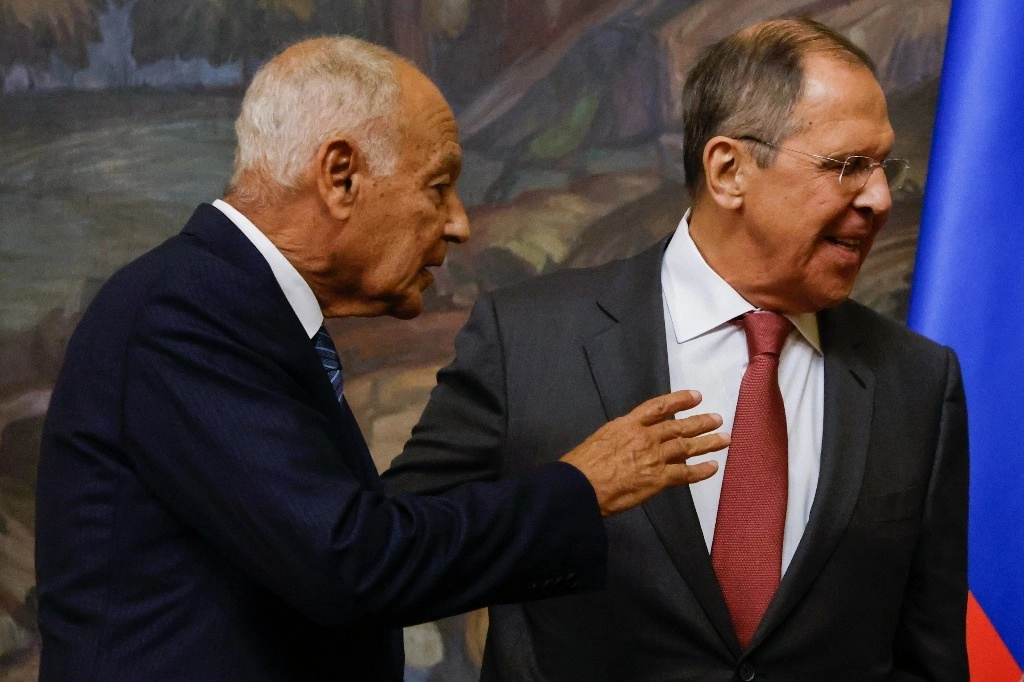 El canciller Serguei Lavrov recibió en la capital rusa al secretario general de la Liga Árabe, Ahmed Aboul Gheit, con quien coincidió en que “no se puede posponer más” la solución del “problema palestino”, el 9 de octubre de 2023. Foto Ap