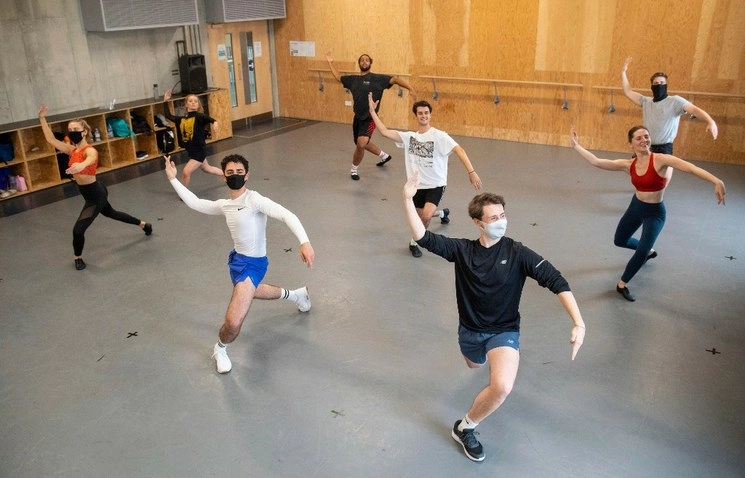 Clases en la escuela de teatro Mountview Academy of Theatre Arts luego de su cierre debido al coronavirus. Foto Ap