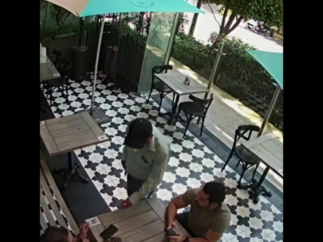 Un asalto a punta de pistola ocurrió al interior de un restaurante en Polanco, el 14 de octubre de 2021. Imagen tomada de un video difundido a través del Twitter de @lavozdepolanco
