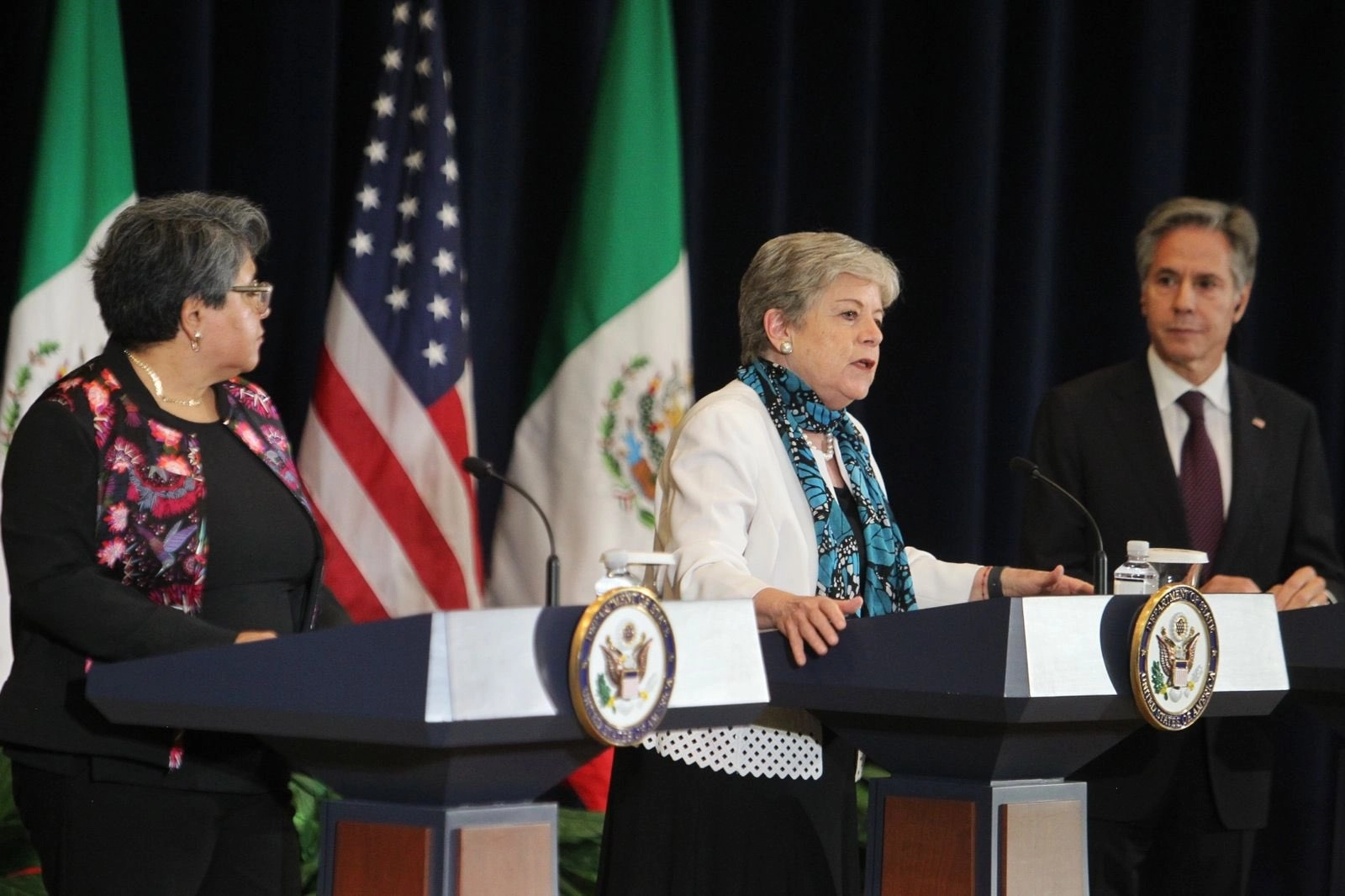 De izquierda a derecha: Raquel Buenrostro, secretaria de Economía; la canciller Alicia Bárcena y el secretario de Estado de EU, Antony Blinken, tras el DEAN, en Washington, Estados Unidos, el 29 de septiembre de 2023. Foto tomada de la red social X @SRE_mx