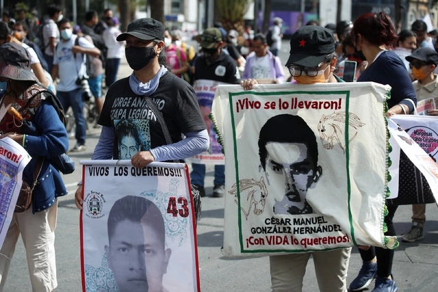 Familiares de los 43 normalistas de Ayotzinapa durante una protesta en imagen de archivo. Foto Cristina Rodríguez 