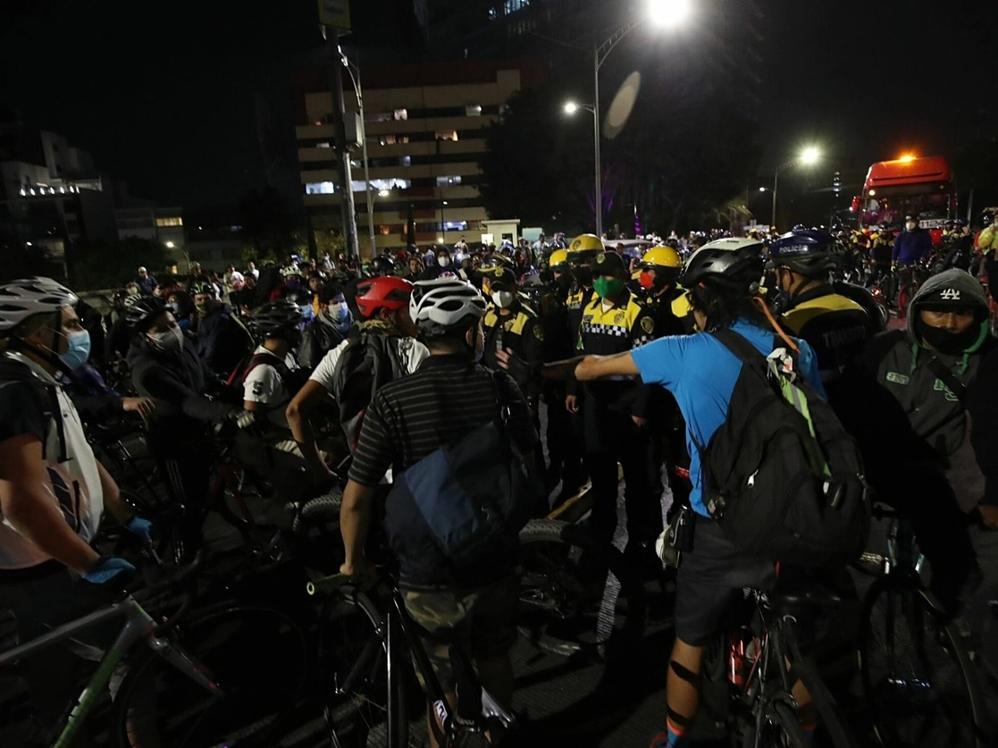 Trifulca entre integrantes de grupos ciclistas y policías de tránsito registrado en Eje 5 Sur San Antonio, el 5 de febrero de 2021. Foto María Luisa Severiano