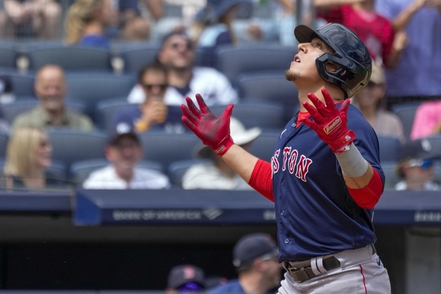 Luis Urías, de los Medias Rojas de Boston, reacciona cuando llega a la base luego de conectar un grand slam en la segunda entrada. Foto Ap