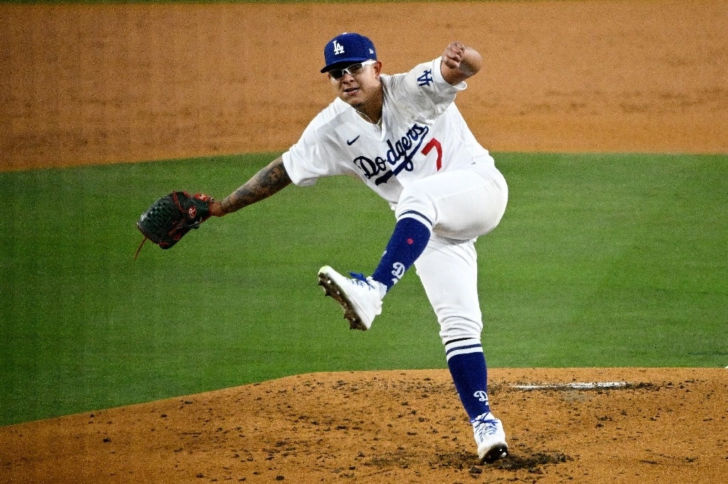 Julio Urías, pitcher abridor de Dodgers de Los Ángeles, durante el juego en el que su novena derrotó 8-2 a los Diamondbacks de Arizona. Foto Ap.