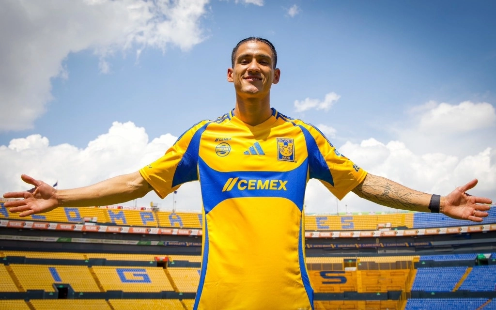 Ciudad de México. Uriel Antuna comenzó el verano soñando con un traspaso a Europa que finalmente no fructificó. El delantero ya le dio la vuelta a la página y ahora se concentrará en una nueva etapa de su carrera con Tigres en la Liga MX.

El seleccionado nacional, de 27 años, llegó hoy a Monterrey para hacer pruebas físicas y médicas antes de firmar su acuerdo con los felinos. El volante dio por terminado un ciclo con Cruz Azul donde militó los últimos cinco torneos de liga.

“Estoy contento por este nuevo reto en mi vida, con excelentes jugadores y personas”, dijo Antuna a reporteros en el aeropuerto de Monterrey. “He platicado con varios de ellos anteriormente y estoy contento de estar acá”.

Luego de un torneo Clausura en el que marcó ocho goles y terminó empatado con otros tres jugadores como campeón anotador, Antuna recibió ofertas para ir al futbol griego con AEK Atenas, pero las negociaciones no prosperaron.

Mientras negociaba su salida, el entrenador argentino de la Máquina, Martín Anselmi, le recortó los minutos y Antuna pidió salir a otro club.

“Tigres es una institución grande, creo que tienen la mejor afición de México y cuando vine como rival se me ponía la piel ‘chinita’. Ahora me toca estar acá”, dijo el jugador.

Antuna comenzó su carrera con Santos de Torreón, luego fue fichado por el Manchester City, pero nunca vistió los colores del club inglés. Fue cedido al Groningen de Holanda, donde pasó un par de años antes de pasar al LA Galaxy de la MLS donde estuvo un año. El delantero también jugó para Chivas. Foto tomada de X @TigresOficial.