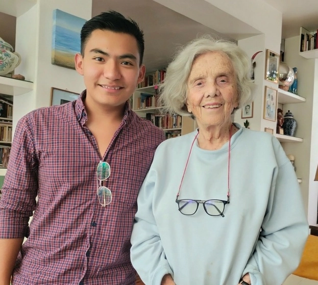 La escritora Elena Poniatowska y el joven periodista oaxaqueño, Uriel de Jesús Santiago. Foto @UrieldeJesus02