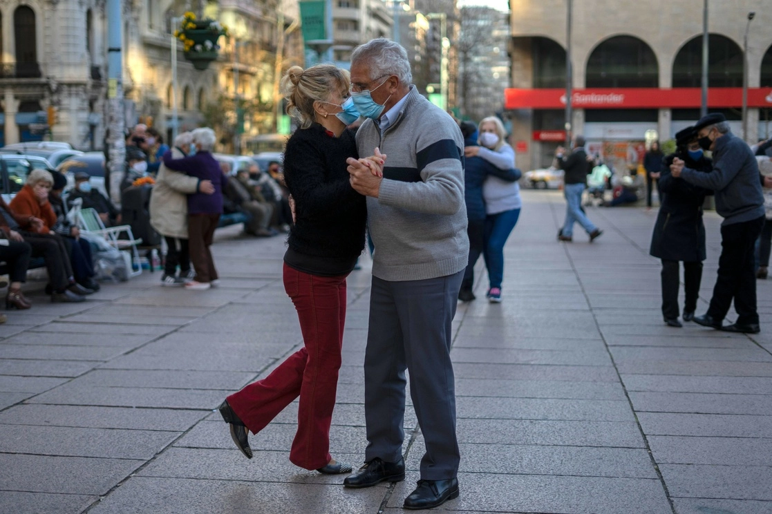 Distintas parejas de uruguayos participan bailando en una campaña masiva de vacunación contra el Covid-19. Foto Ap