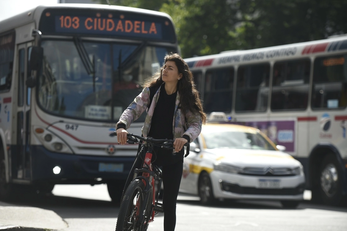 Una mujer monta una bicicleta en una calle en el centro de Montevideo, capital de ese país. Foto Xinhua