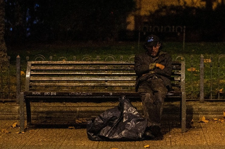 Un hombre duerme en las calles del centro de Montevideo, tras haberse declarado la "emergencia sanitaria". Foto Ap
