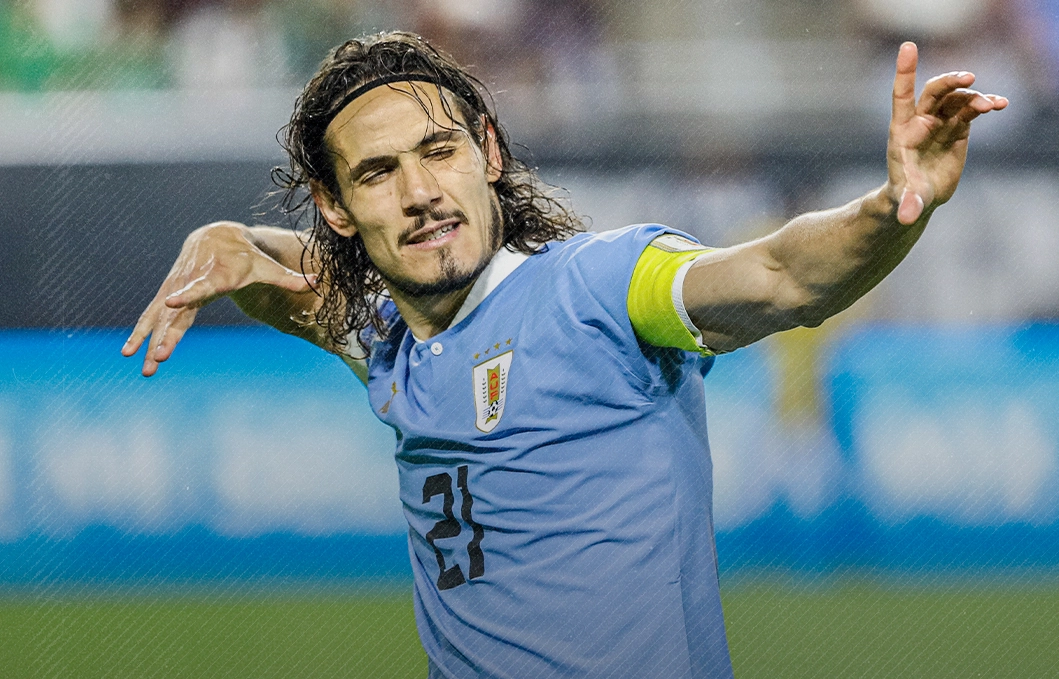 El delantero uruguayo, Edinson Cavani festeja una de sus anotaciones durante el encuentro. Foto tomada de la cuenta de Twitter @Uruguay