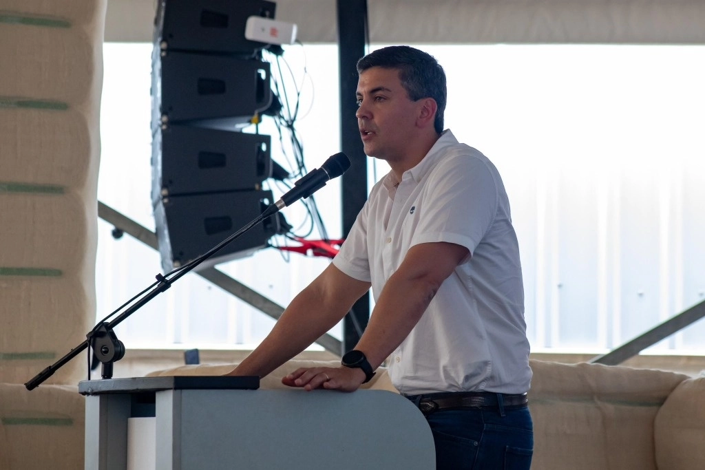 Santiago Peña, presidente de Paraguay, promulgó una ley para regular y supervisar el sistema de jubilaciones. Foto @SantiPenap

