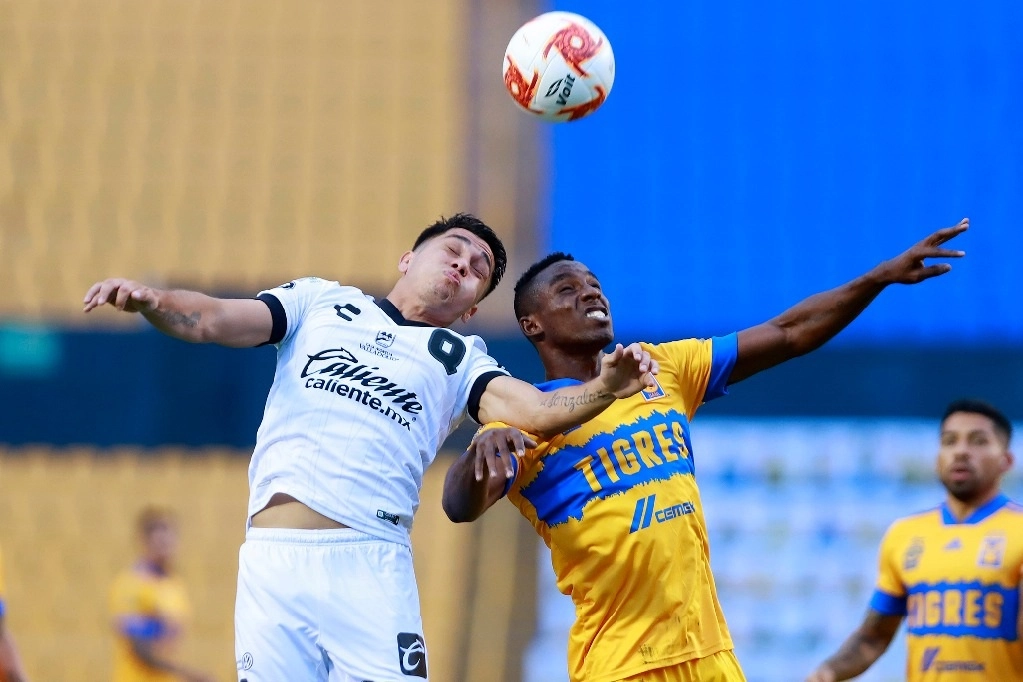 Gonzalo Montes del Querétaro y Julián Quiñones del Tigres durante el encuentro. Foto Jam Media