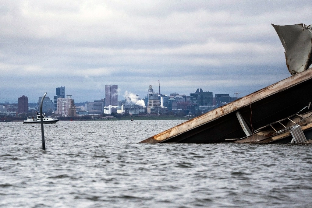 Sección del puente Francis Scott Key dañado y colapsado, en el puerto de Baltimore, el lunes 1 de abril de 2024. Foto Ap