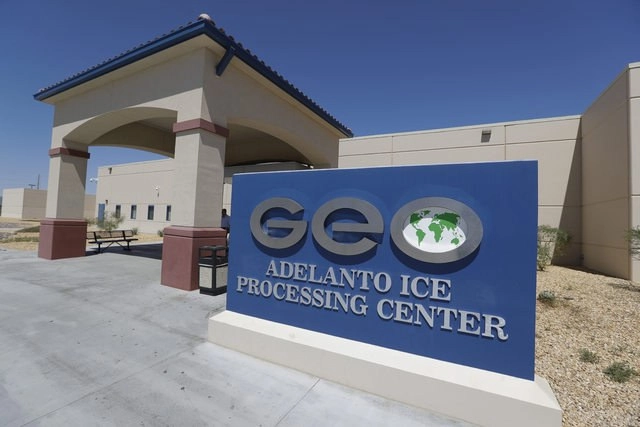 En el centro de detención para migrantes de Adelanto, California, se usa la sustancia nociva para desinfectar las instalaciones. Foto Ap