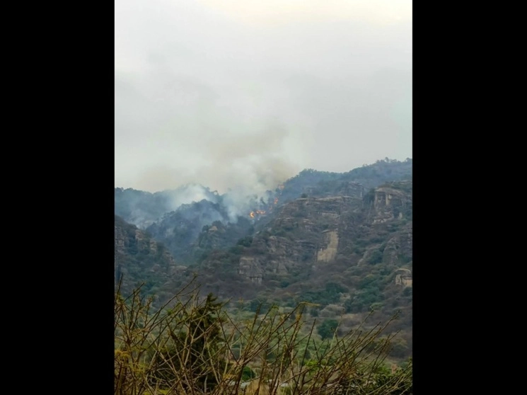 El helicóptero de la Sedena arribó a Morelos para apoyar con descargas de agua en el incendio forestal en los cerros de Tepoztlán y Tlayacapan, Morelos, el 4 de mayo de 2023. Foto ‘La Jornada’