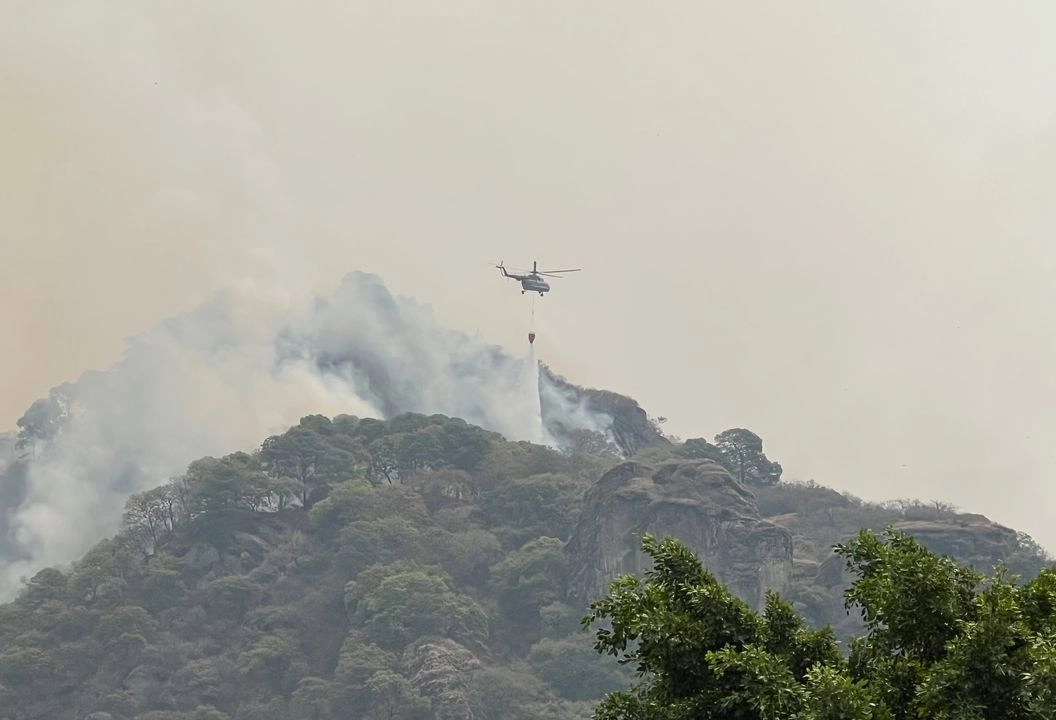 Los cuatro incendios en Tepoztlán, más otros 6 incendios activos en el estado, provocan mala calidad del aire por el humo que generan.
