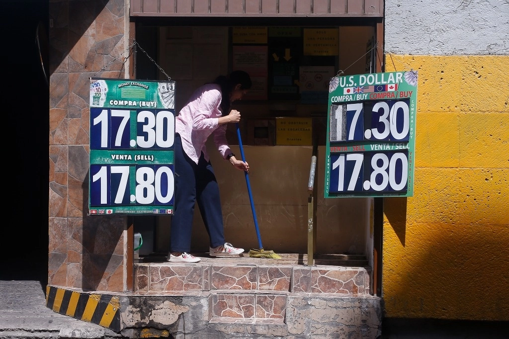 Casi la mitad de los mexicanos que radican en el extranjero usan medios digitales para el envío de remesas al país. Foto José Antonio López/Archivo 