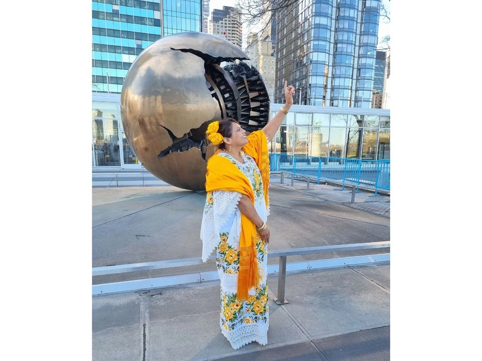 "Es bueno que haya estrategias para reconocer la cosmovisión maya, pero deben acompañarse del conocimiento de lo que uno viste", mencionó la doctora Lilian Dolores Chel Guerrero a La Jornada. Foto 