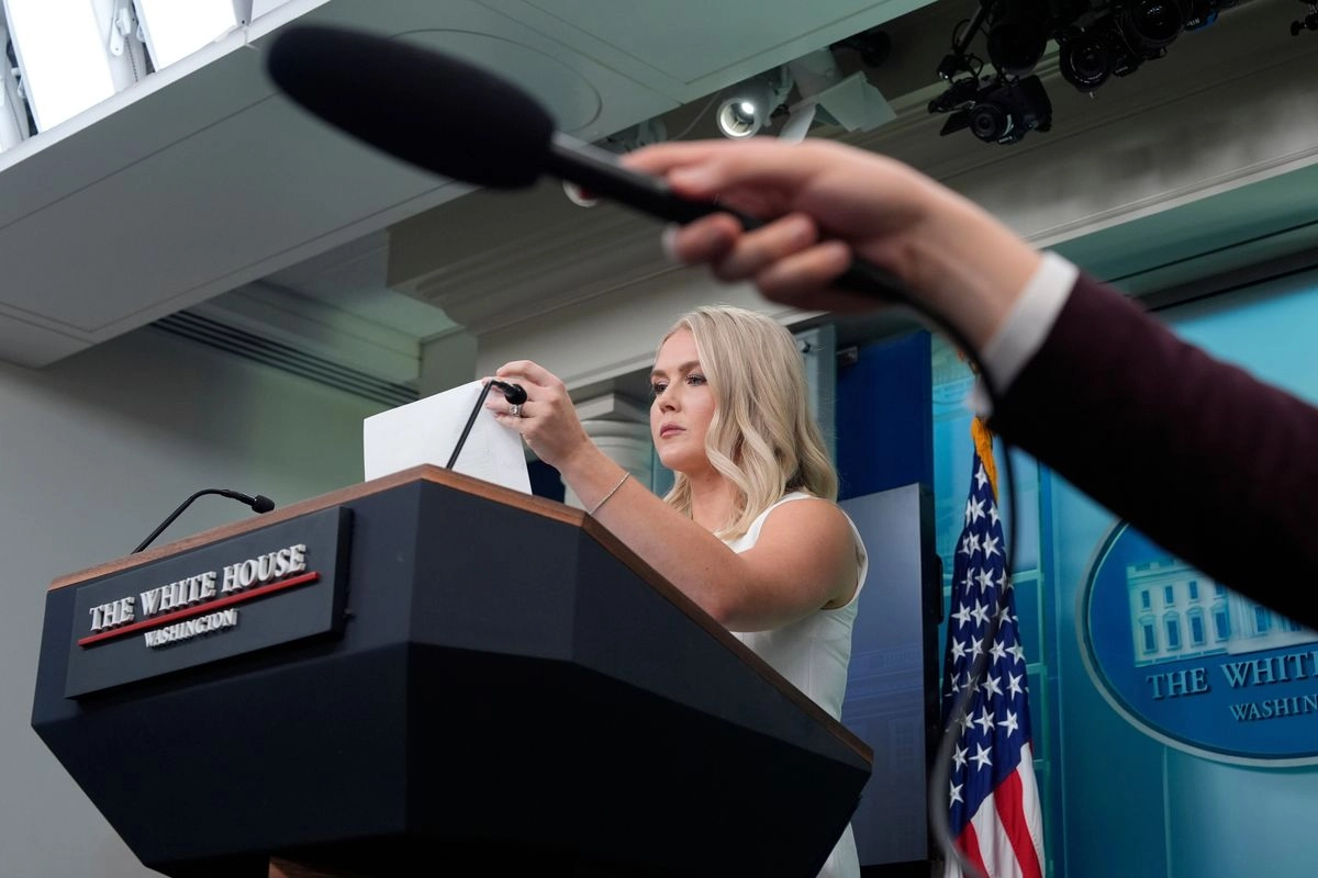 La secretaria de prensa de la Casa Blanca, Karoline Leavitt, habla con periodistas en la Sala de Prensa James Brady de la Casa Blanca, el martes 19 de agosto de 2025, en Washington. 