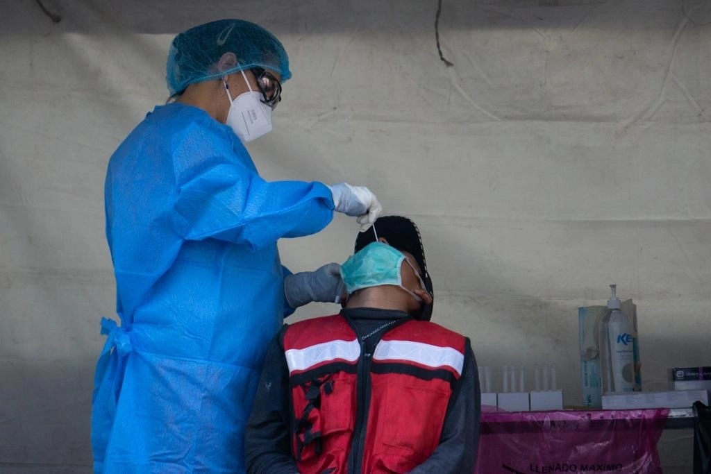 Prueba de detección de Covid-19 en un quiosco de salud de la Ciudad de México, en imagen de archivo. Foto Pablo Ramos 