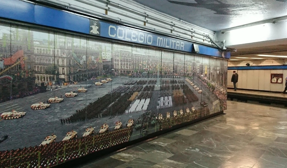 La mujer halló el objeto con credenciales oficiales y dinero en la estación Colegio Militar de la Línea 2. Foto tomada de Google Maps