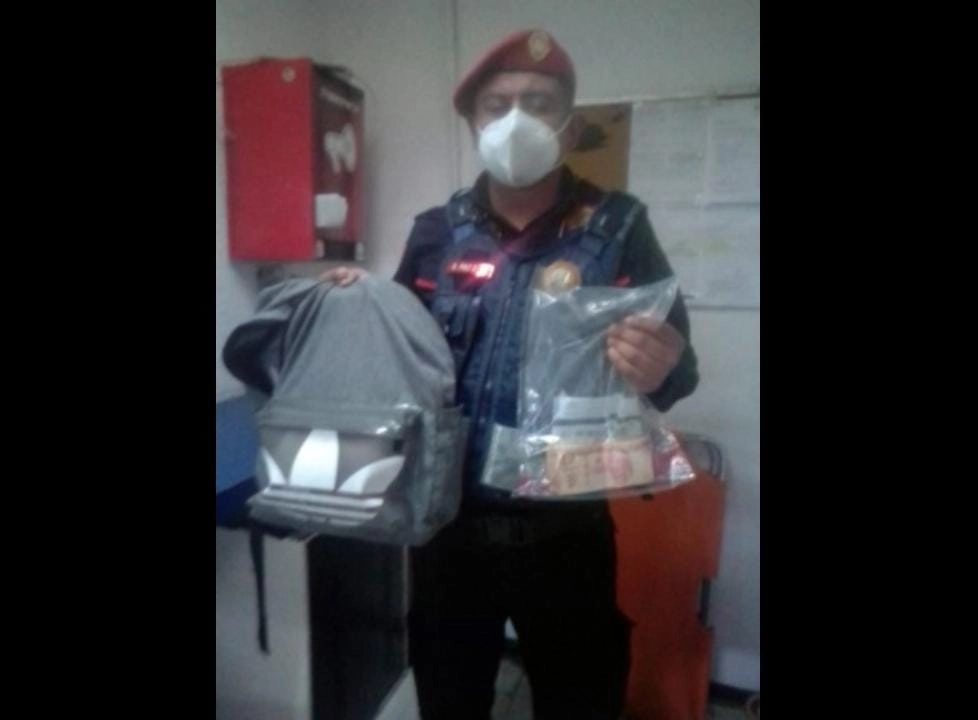 El usuario entregó la mochila con el efectivo a elementos de la Policía Bancaria e Industrial. Foto Metro CDMX