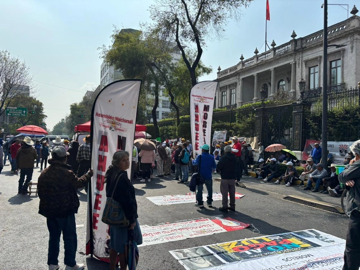 Integrantes de la Asamblea Nacional de Usuarios de Energía Eléctrica se manifestron en la sede la Secretaría de Gobernación para pedir la condonación de adeudos.  